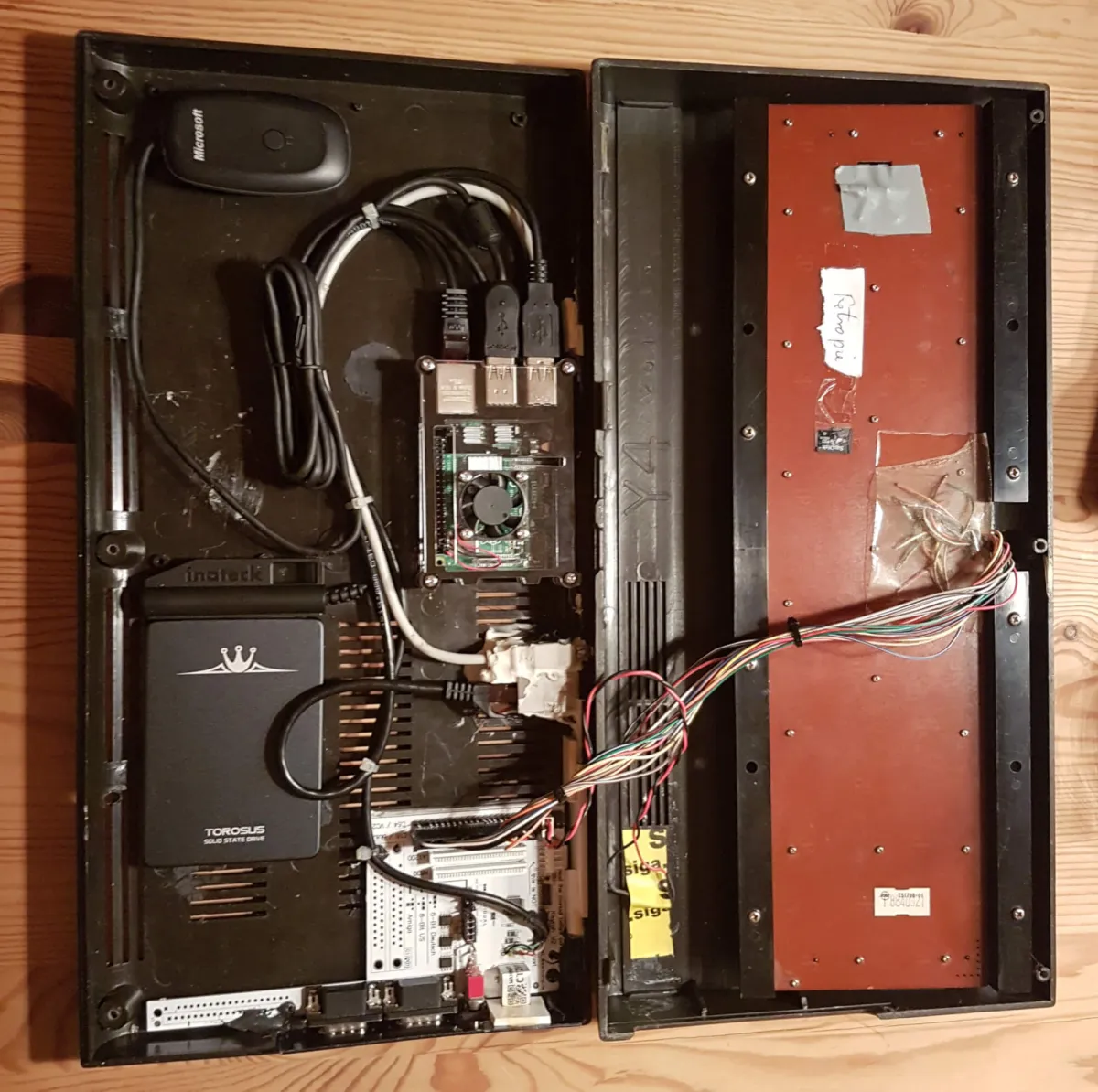 Innenleben der C16-Retrokonsole mit Raspberry Pi 4, Lüfter und Tastaturanschluss