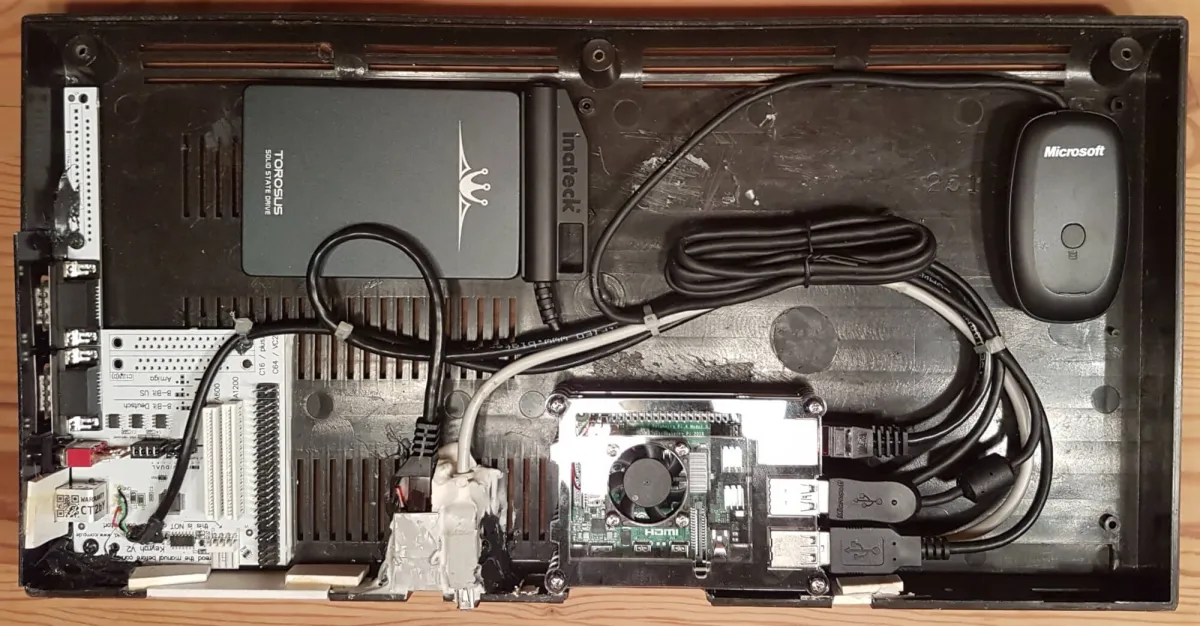 C16-Gehäuse mit Raspberry Pi 4, Festplatte und Funkempfänger